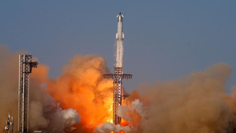 Pesawat ruang angkasa Starship milik SpaceX diluncurkan pada uji kesembilan di landasan peluncuran milik perusahaan tersebut di Starbase, Texas, AS, Selasa (27/5/2025). (REUTERS/Joe Skipper) Pesawat ruang angkasa Starship milik SpaceX diluncurkan pada uji kesembilan di landasan peluncuran milik perusahaan tersebut di Starbase, Texas, AS, Selasa (27/5/2025). (REUTERS/Joe Skipper)