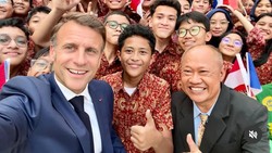 Macron Unggah Foto Bersama Siswa Jakarta: Orang Indonesia Cinta Prancis