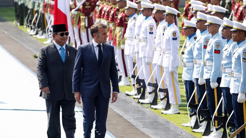Presiden Prabowo Subianto menerima kunjungan kenegaraan Presiden Prancis Emmanuel Macron di Istana Merdeka, Jakarta, Rabu (28/5/2025). (REUTERS/Ajeng Dinar Ulfiana)