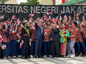 Tiba di UNJ, Presiden Macron Ajak Siswa-Mahasiswa Berswafoto