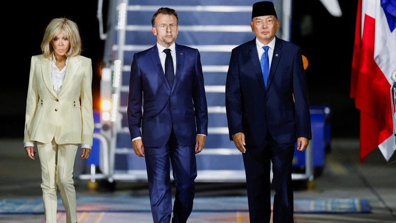 Presiden Prancis Emmanuel Macron tiba di pangkalan udara militer Halim Perdanakusuma, Jakarta, Selasa (27/5/2025). (REUTERS/Ajeng Dinar Ulfiana)