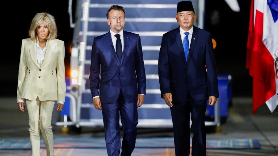 Presiden Prancis Emmanuel Macron tiba di pangkalan udara militer Halim Perdanakusuma, Jakarta, Selasa (27/5/2025). (REUTERS/Ajeng Dinar Ulfiana) Presiden Prancis Emmanuel Macron tiba di pangkalan udara militer Halim Perdanakusuma, Jakarta, Selasa (27/5/2025). (REUTERS/Ajeng Dinar Ulfiana)