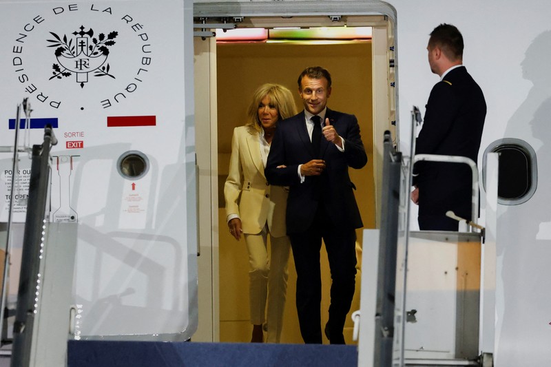 Presiden Prancis Emmanuel Macron tiba di pangkalan udara militer Halim Perdanakusuma, Jakarta, Selasa (27/5/2025). (REUTERS/Ajeng Dinar Ulfiana) Presiden Prancis Emmanuel Macron tiba di pangkalan udara militer Halim Perdanakusuma, Jakarta, Selasa (27/5/2025). (REUTERS/Ajeng Dinar Ulfiana)