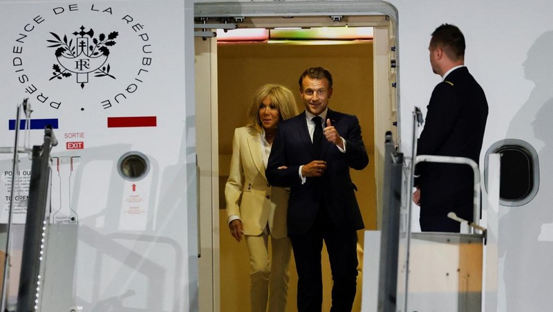 Presiden Prancis Emmanuel Macron tiba di pangkalan udara militer Halim Perdanakusuma, Jakarta, Selasa (27/5/2025). (REUTERS/Ajeng Dinar Ulfiana)