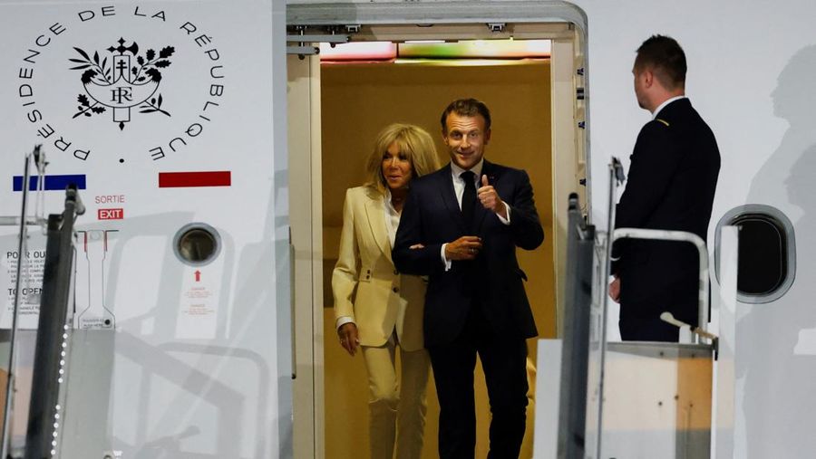 Presiden Prancis Emmanuel Macron tiba di pangkalan udara militer Halim Perdanakusuma, Jakarta, Selasa (27/5/2025). (REUTERS/Ajeng Dinar Ulfiana) Presiden Prancis Emmanuel Macron tiba di pangkalan udara militer Halim Perdanakusuma, Jakarta, Selasa (27/5/2025). (REUTERS/Ajeng Dinar Ulfiana)