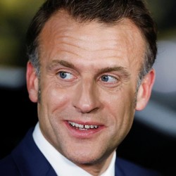 Ini Alasan Macron Kaji Larangan Medsos untuk Anak di Bawah 15 Tahun