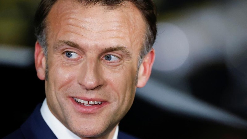 Presiden Prancis Emmanuel Macron tiba di pangkalan udara militer Halim Perdanakusuma, Jakarta, Selasa (27/5/2025). (REUTERS/Ajeng Dinar Ulfiana)