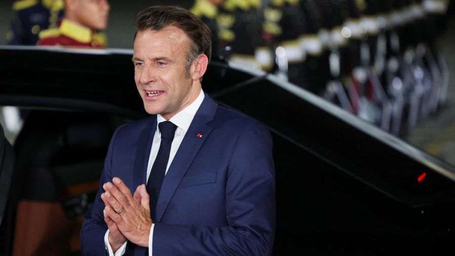 Presiden Prancis Emmanuel Macron tiba di pangkalan udara militer Halim Perdanakusuma, Jakarta, Selasa (27/5/2025). (REUTERS/Ajeng Dinar Ulfiana)