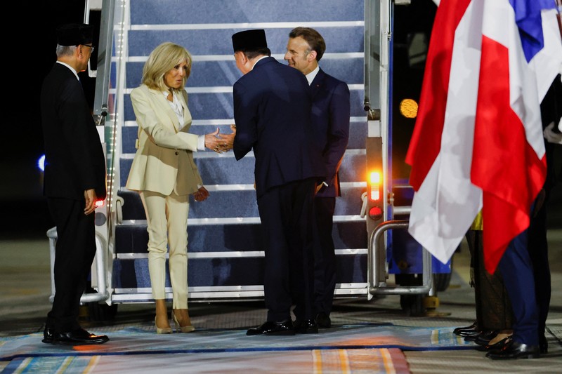 Presiden Prancis Emmanuel Macron tiba di pangkalan udara militer Halim Perdanakusuma, Jakarta, Selasa (27/5/2025). (REUTERS/Ajeng Dinar Ulfiana) Presiden Prancis Emmanuel Macron tiba di pangkalan udara militer Halim Perdanakusuma, Jakarta, Selasa (27/5/2025). (REUTERS/Ajeng Dinar Ulfiana)