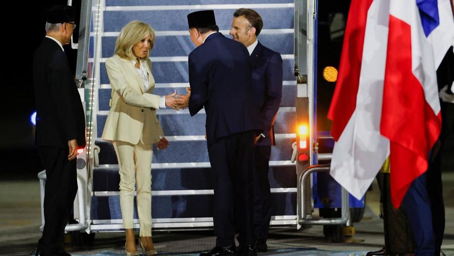 Presiden Prancis Emmanuel Macron tiba di pangkalan udara militer Halim Perdanakusuma, Jakarta, Selasa (27/5/2025). (REUTERS/Ajeng Dinar Ulfiana) Presiden Prancis Emmanuel Macron tiba di pangkalan udara militer Halim Perdanakusuma, Jakarta, Selasa (27/5/2025). (REUTERS/Ajeng Dinar Ulfiana)