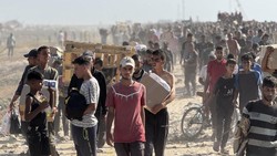 Video: Momen Warga Palestina Serbu Bantuan di Tengah Deru Peluru