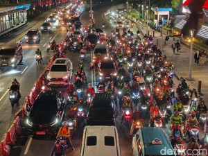 Keluh Ojol Capek Kena Macet di Sudirman: Dari Terang Sampai Gelap