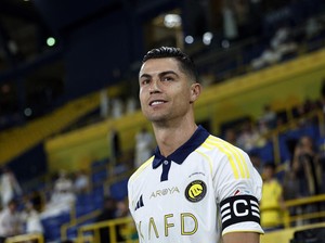 Momen Haru Ronaldo Kasih Kejutan Ultah Chef Al Nassr