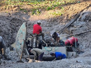 Begini Cara Evakuasi Ekskavator yang Terjebak 10 Tahun di Danau Mangunan