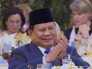 Tawa Prabowo saat Macron Ngomong Pepatah Sedikit-sedikit Jadi Bukit