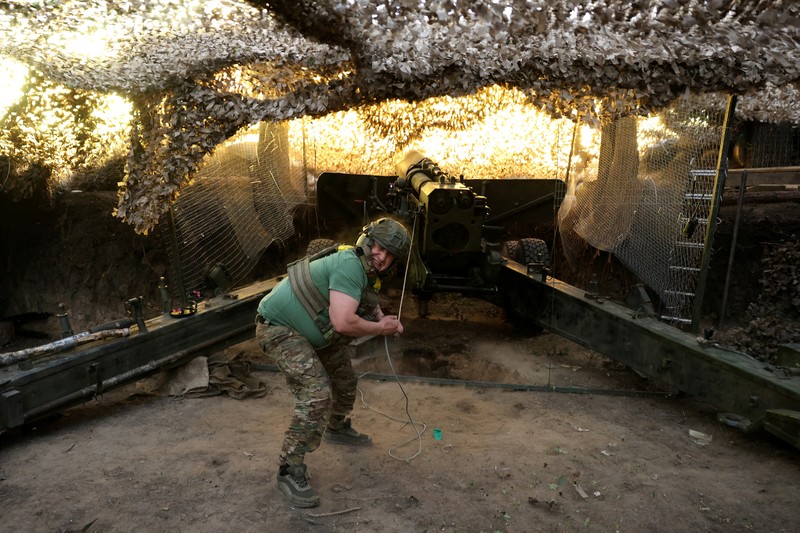 UKRAINE-CRISIS/KUPIANSK Seorang prajurit Brigade 'Kara-Dag' ke-15 dari Tugas Operasional Garda Nasional Ukraina menembakkan howitzer 2A36 Giatsint-B ke arah pasukan Rusia, di posisi garis depan dekat kota Kupiansk, di tengah serangan Rusia terhadap Ukraina, di wilayah Kharkiv, Ukraina, 27 Mei 2025. REUTERS/Anatolii Stepanov