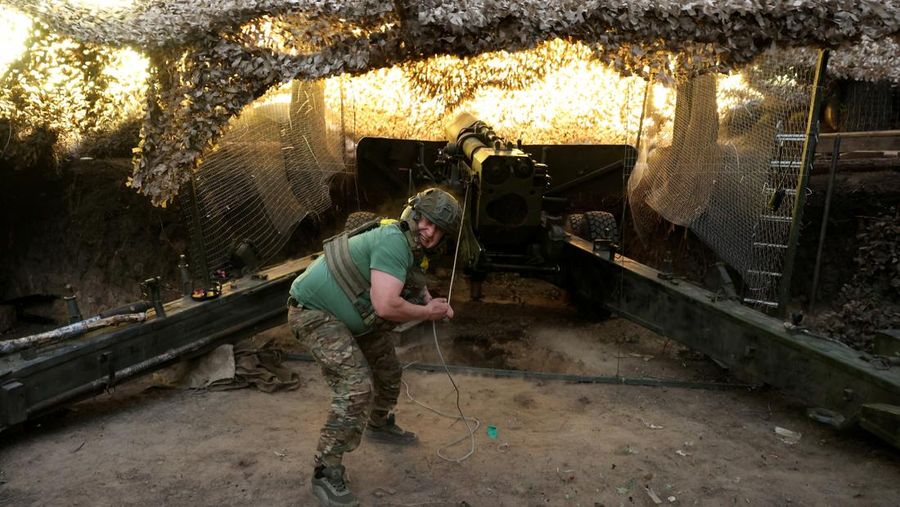 UKRAINE-CRISIS/KUPIANSK Seorang prajurit Brigade 'Kara-Dag' ke-15 dari Tugas Operasional Garda Nasional Ukraina menembakkan howitzer 2A36 Giatsint-B ke arah pasukan Rusia, di posisi garis depan dekat kota Kupiansk, di tengah serangan Rusia terhadap Ukraina, di wilayah Kharkiv, Ukraina, 27 Mei 2025. REUTERS/Anatolii Stepanov
