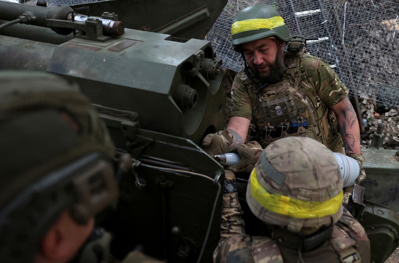 UKRAINE-CRISIS/KUPIANSK Seorang prajurit Brigade 'Kara-Dag' ke-15 dari Tugas Operasional Garda Nasional Ukraina menembakkan howitzer 2A36 Giatsint-B ke arah pasukan Rusia, di posisi garis depan dekat kota Kupiansk, di tengah serangan Rusia terhadap Ukraina, di wilayah Kharkiv, Ukraina, 27 Mei 2025. REUTERS/Anatolii Stepanov