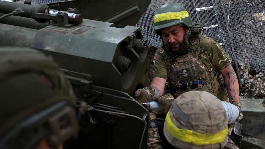 UKRAINE-CRISIS/KUPIANSK Seorang prajurit Brigade 'Kara-Dag' ke-15 dari Tugas Operasional Garda Nasional Ukraina menembakkan howitzer 2A36 Giatsint-B ke arah pasukan Rusia, di posisi garis depan dekat kota Kupiansk, di tengah serangan Rusia terhadap Ukraina, di wilayah Kharkiv, Ukraina, 27 Mei 2025. REUTERS/Anatolii Stepanov