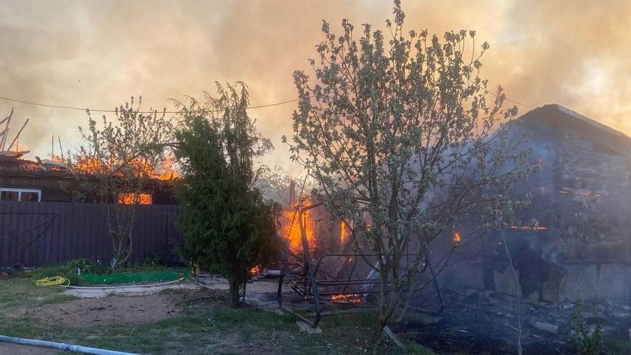 UKRAINE-CRISIS/KUPIANSK Seorang prajurit Brigade 'Kara-Dag' ke-15 dari Tugas Operasional Garda Nasional Ukraina menembakkan howitzer 2A36 Giatsint-B ke arah pasukan Rusia, di posisi garis depan dekat kota Kupiansk, di tengah serangan Rusia terhadap Ukraina, di wilayah Kharkiv, Ukraina, 27 Mei 2025. REUTERS/Anatolii Stepanov