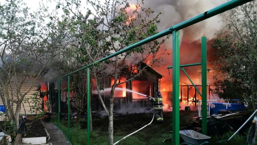 UKRAINE-CRISIS/KUPIANSK Seorang prajurit Brigade 'Kara-Dag' ke-15 dari Tugas Operasional Garda Nasional Ukraina menembakkan howitzer 2A36 Giatsint-B ke arah pasukan Rusia, di posisi garis depan dekat kota Kupiansk, di tengah serangan Rusia terhadap Ukraina, di wilayah Kharkiv, Ukraina, 27 Mei 2025. REUTERS/Anatolii Stepanov