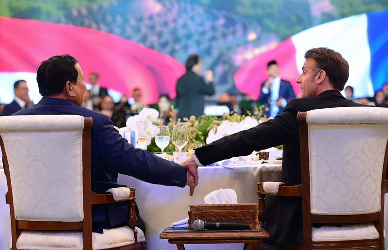 Ada momen unik saat Presiden Prabowo Subianto menjamu Presiden Prancis Emmanuel Macron dan istrinya, Brigitte Macron, di Istana Kepresidenan Jakarta, Rabu (28/5/2025) malam. Prabowo tampak membawa serta kucing kesayangannya, Bobby Kartanegara. Ada momen unik saat Presiden Prabowo Subianto menjamu Presiden Prancis Emmanuel Macron dan istrinya, Brigitte Macron, di Istana Kepresidenan Jakarta, Rabu (28/5/2025) malam. Prabowo tampak membawa serta kucing kesayangannya, Bobby Kartanegara. (Dok. Biro Pers Sekretariat Presiden/Muchlis Jr)