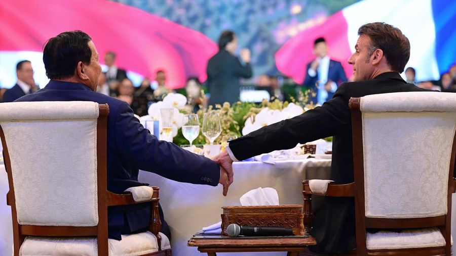 Ada momen unik saat Presiden Prabowo Subianto menjamu Presiden Prancis Emmanuel Macron dan istrinya, Brigitte Macron, di Istana Kepresidenan Jakarta, Rabu (28/5/2025) malam. Prabowo tampak membawa serta kucing kesayangannya, Bobby Kartanegara. Ada momen unik saat Presiden Prabowo Subianto menjamu Presiden Prancis Emmanuel Macron dan istrinya, Brigitte Macron, di Istana Kepresidenan Jakarta, Rabu (28/5/2025) malam. Prabowo tampak membawa serta kucing kesayangannya, Bobby Kartanegara. (Dok. Biro Pers Sekretariat Presiden/Muchlis Jr)