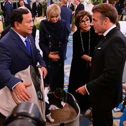 Anak Tusuk Guru, Macron Mau Bikin Aturan Mirip Prabowo