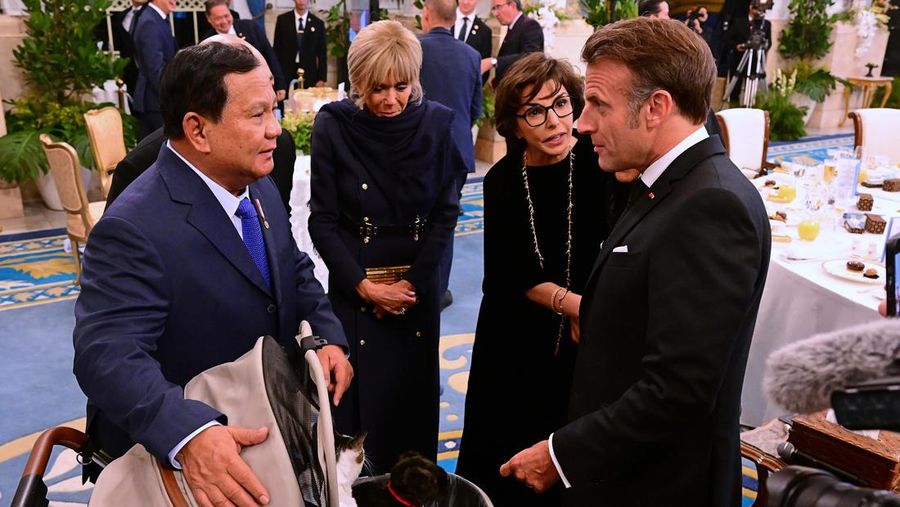 Ada momen unik saat Presiden Prabowo Subianto menjamu Presiden Prancis Emmanuel Macron dan istrinya, Brigitte Macron, di Istana Kepresidenan Jakarta, Rabu (28/5/2025) malam. Prabowo tampak membawa serta kucing kesayangannya, Bobby Kartanegara. Ada momen unik saat Presiden Prabowo Subianto menjamu Presiden Prancis Emmanuel Macron dan istrinya, Brigitte Macron, di Istana Kepresidenan Jakarta, Rabu (28/5/2025) malam. Prabowo tampak membawa serta kucing kesayangannya, Bobby Kartanegara. (Dok. Biro Pers Sekretariat Presiden/Muchlis Jr)
