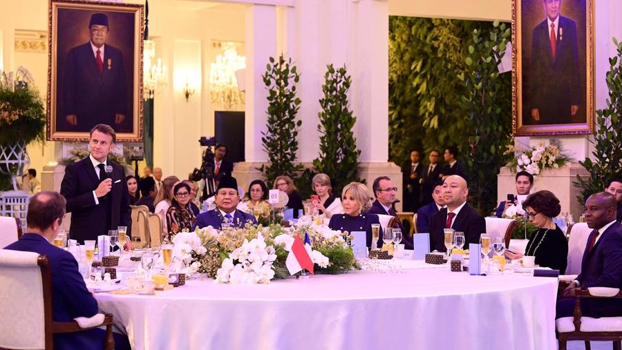 Ada momen unik saat Presiden Prabowo Subianto menjamu Presiden Prancis Emmanuel Macron dan istrinya, Brigitte Macron, di Istana Kepresidenan Jakarta, Rabu (28/5/2025) malam. Prabowo tampak membawa serta kucing kesayangannya, Bobby Kartanegara. Ada momen unik saat Presiden Prabowo Subianto menjamu Presiden Prancis Emmanuel Macron dan istrinya, Brigitte Macron, di Istana Kepresidenan Jakarta, Rabu (28/5/2025) malam. Prabowo tampak membawa serta kucing kesayangannya, Bobby Kartanegara. (Dok. Biro Pers Sekretariat Presiden/Muchlis Jr)