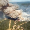 Asap mengepul dari kebakaran hutan Edith Lake SWF076, yang memaksa evakuasi kota terdekat Swan Hills, Alberta, Kanada dalam foto udara 25 Mei 2025. (Alberta Wildfire/Handout via REUTERS)
