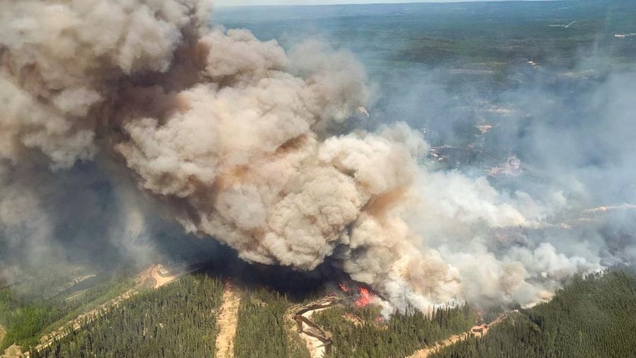 Asap mengepul dari kebakaran hutan WE024 yang telah memicu pemberitahuan pra-evakuasi di Flin Flon, Manitoba, Kanada, 27 Mei 2025. (Manitoba Government/Handout via REUTERS)