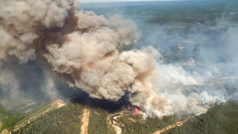Asap mengepul dari kebakaran hutan WE024 yang telah memicu pemberitahuan pra-evakuasi di Flin Flon, Manitoba, Kanada, 27 Mei 2025. (Manitoba Government/Handout via REUTERS)