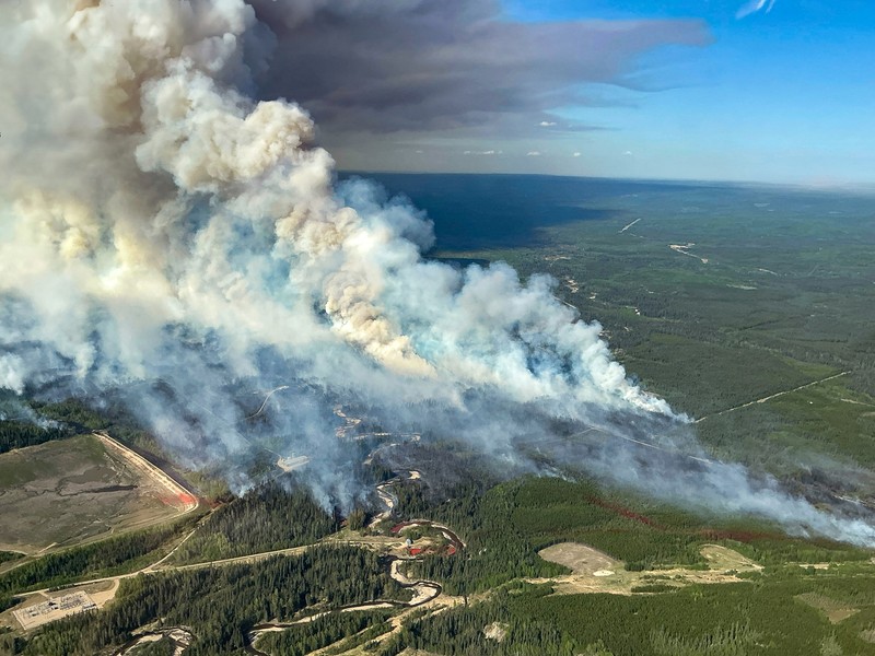 Asap mengepul dari kebakaran hutan WE024 yang telah memicu pemberitahuan pra-evakuasi di Flin Flon, Manitoba, Kanada, 27 Mei 2025. (Manitoba Government/Handout via REUTERS)