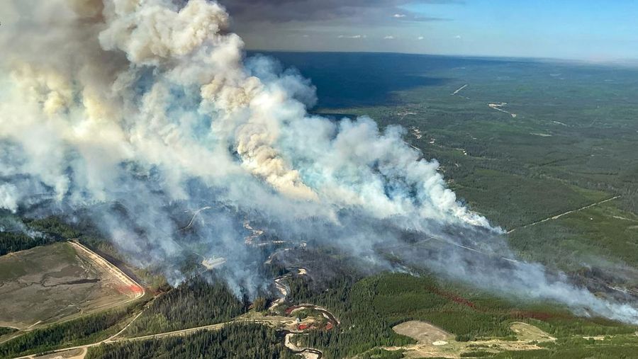 Asap mengepul dari kebakaran hutan WE024 yang telah memicu pemberitahuan pra-evakuasi di Flin Flon, Manitoba, Kanada, 27 Mei 2025. (Manitoba Government/Handout via REUTERS)