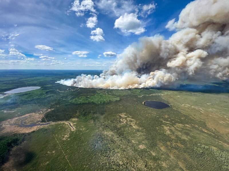 Asap mengepul dari kebakaran hutan WE024 yang telah memicu pemberitahuan pra-evakuasi di Flin Flon, Manitoba, Kanada, 27 Mei 2025. Asap mengepul dari kebakaran hutan WE024 yang telah memicu pemberitahuan pra-evakuasi di Flin Flon, Manitoba, Kanada, 27 Mei 2025. (Manitoba Government/Handout via REUTERS)