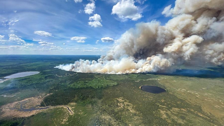 Asap mengepul dari kebakaran hutan WE024 yang telah memicu pemberitahuan pra-evakuasi di Flin Flon, Manitoba, Kanada, 27 Mei 2025. (Manitoba Government/Handout via REUTERS)