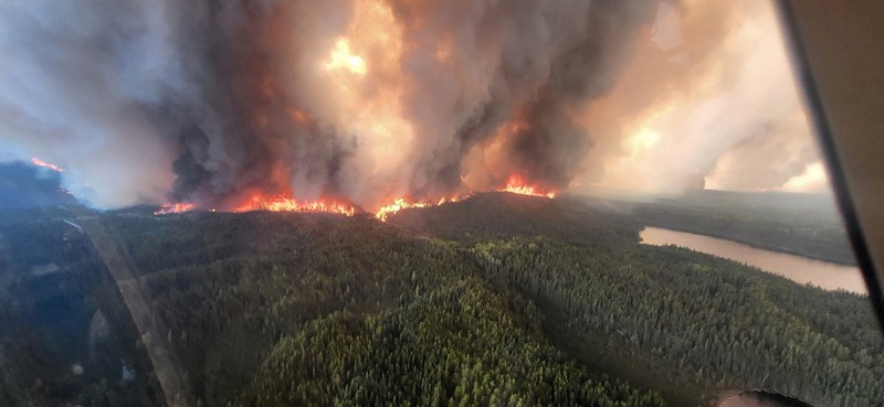 Asap mengepul dari kebakaran hutan WE024 yang telah memicu pemberitahuan pra-evakuasi di Flin Flon, Manitoba, Kanada, 27 Mei 2025. (Manitoba Government/Handout via REUTERS)
