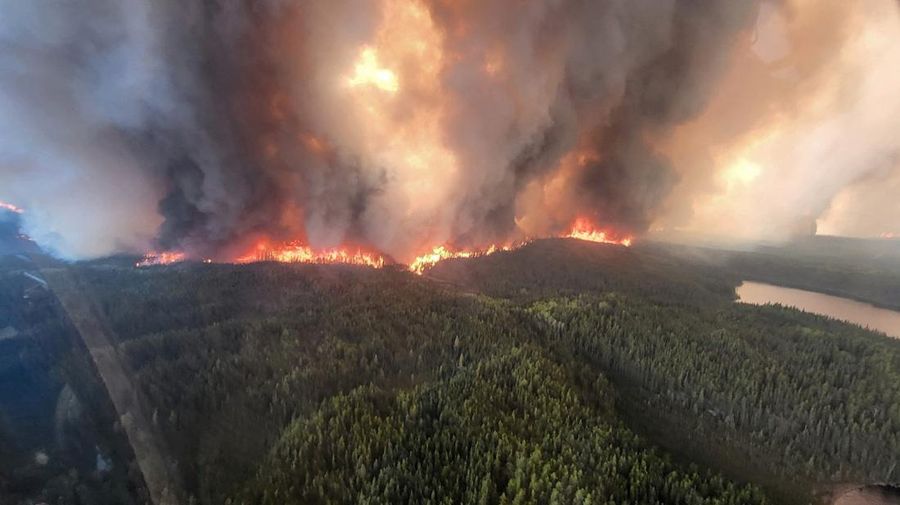 Asap mengepul dari kebakaran hutan WE024 yang telah memicu pemberitahuan pra-evakuasi di Flin Flon, Manitoba, Kanada, 27 Mei 2025. (Manitoba Government/Handout via REUTERS)