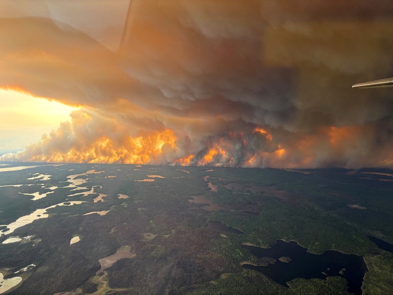 Asap mengepul dari kebakaran hutan WE024 yang telah memicu pemberitahuan pra-evakuasi di Flin Flon, Manitoba, Kanada, 27 Mei 2025. (Manitoba Government/Handout via REUTERS)