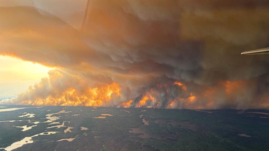 Asap mengepul dari kebakaran hutan WE024 yang telah memicu pemberitahuan pra-evakuasi di Flin Flon, Manitoba, Kanada, 27 Mei 2025. (Manitoba Government/Handout via REUTERS)