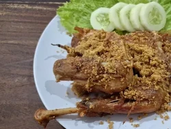 Ayam Goreng Widuran Jadi Menu Pengajian dan Potret Tzuyang 'Ratu Mukbang' Ayam Goreng Widuran Jadi Menu Pengajian dan Potret Tzuyang 'Ratu Mukbang'