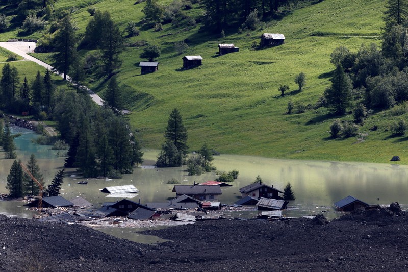 Lumpur dan bebatuan meluncur menuruni gunung setelah gletser runtuh sebagian dan menutupi sebagian besar desa Blatten, Swiss, 28 Mei 2025, dalam tangkapan layar yang diambil dari video selebaran. (Pomona Media/Handout via REUTERS)