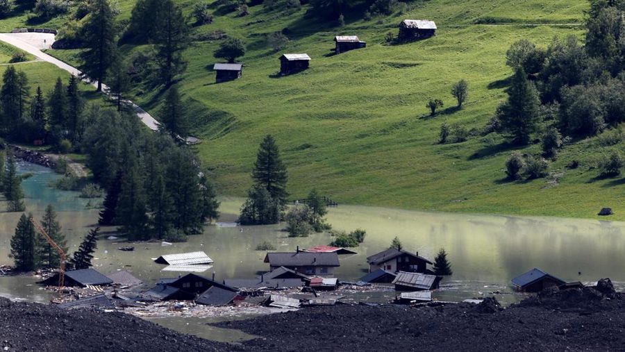 Lumpur dan bebatuan meluncur menuruni gunung setelah gletser runtuh sebagian dan menutupi sebagian besar desa Blatten, Swiss, 28 Mei 2025, dalam tangkapan layar yang diambil dari video selebaran. Lumpur dan bebatuan meluncur menuruni gunung setelah gletser runtuh sebagian dan menutupi sebagian besar desa Blatten, Swiss, 28 Mei 2025, dalam tangkapan layar yang diambil dari video selebaran. (Pomona Media/Handout via REUTERS)