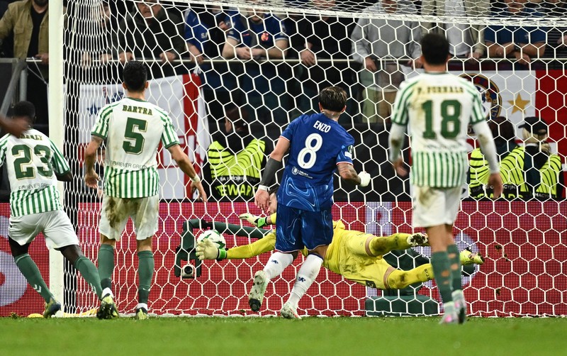 Reece James mengangkat trofi dan merayakan kemenangan bersama rekan setim usai Chelsea menjuarai Conference League. Wroclaw Stadium, Polandia, 28 Mei 2025. Reece James mengangkat trofi dan merayakan kemenangan bersama rekan setim usai Chelsea menjuarai Conference League. Wroclaw Stadium, Polandia, 28 Mei 2025. (REUTERS/Dylan Martinez)