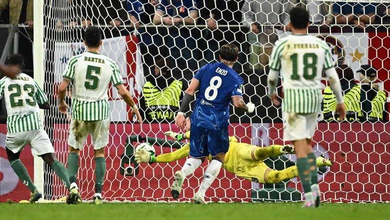 Reece James mengangkat trofi dan merayakan kemenangan bersama rekan setim usai Chelsea menjuarai Conference League. Wroclaw Stadium, Polandia, 28 Mei 2025. (REUTERS/Dylan Martinez)