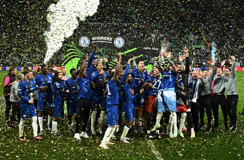 Reece James mengangkat trofi dan merayakan kemenangan bersama rekan setim usai Chelsea menjuarai Conference League. Wroclaw Stadium, Polandia, 28 Mei 2025. Reece James mengangkat trofi dan merayakan kemenangan bersama rekan setim usai Chelsea menjuarai Conference League. Wroclaw Stadium, Polandia, 28 Mei 2025. (REUTERS/Dylan Martinez)