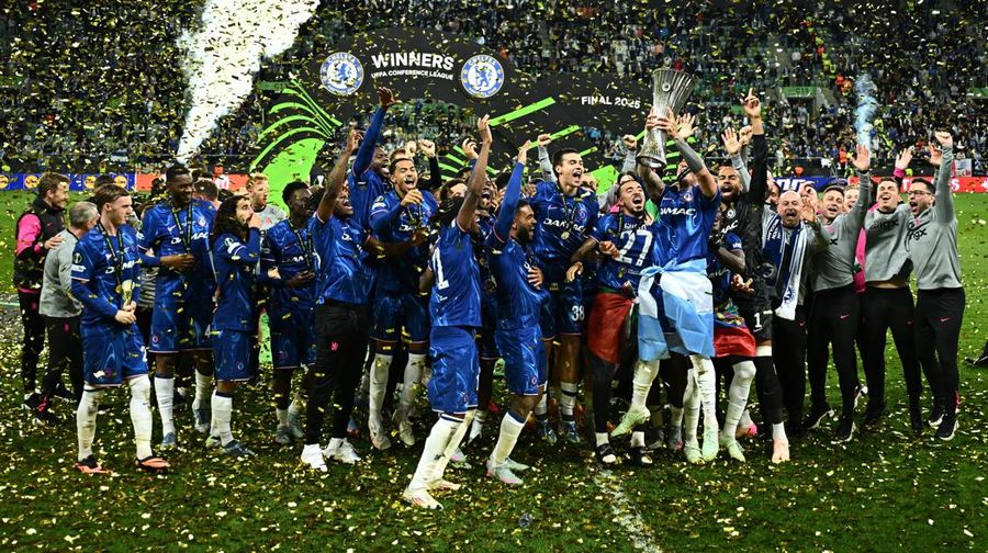Reece James mengangkat trofi dan merayakan kemenangan bersama rekan setim usai Chelsea menjuarai Conference League. Wroclaw Stadium, Polandia, 28 Mei 2025. (REUTERS/Dylan Martinez)