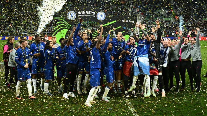 Reece James mengangkat trofi dan merayakan kemenangan bersama rekan setim usai Chelsea menjuarai Conference League. Wroclaw Stadium, Polandia, 28 Mei 2025. (REUTERS/Dylan Martinez)
