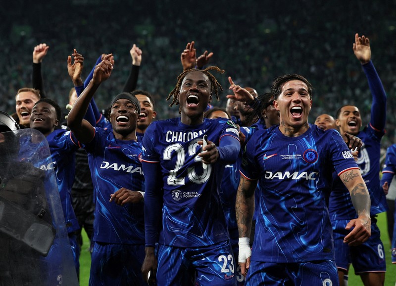 Reece James mengangkat trofi dan merayakan kemenangan bersama rekan setim usai Chelsea menjuarai Conference League. Wroclaw Stadium, Polandia, 28 Mei 2025. Reece James mengangkat trofi dan merayakan kemenangan bersama rekan setim usai Chelsea menjuarai Conference League. Wroclaw Stadium, Polandia, 28 Mei 2025. (REUTERS/Dylan Martinez)